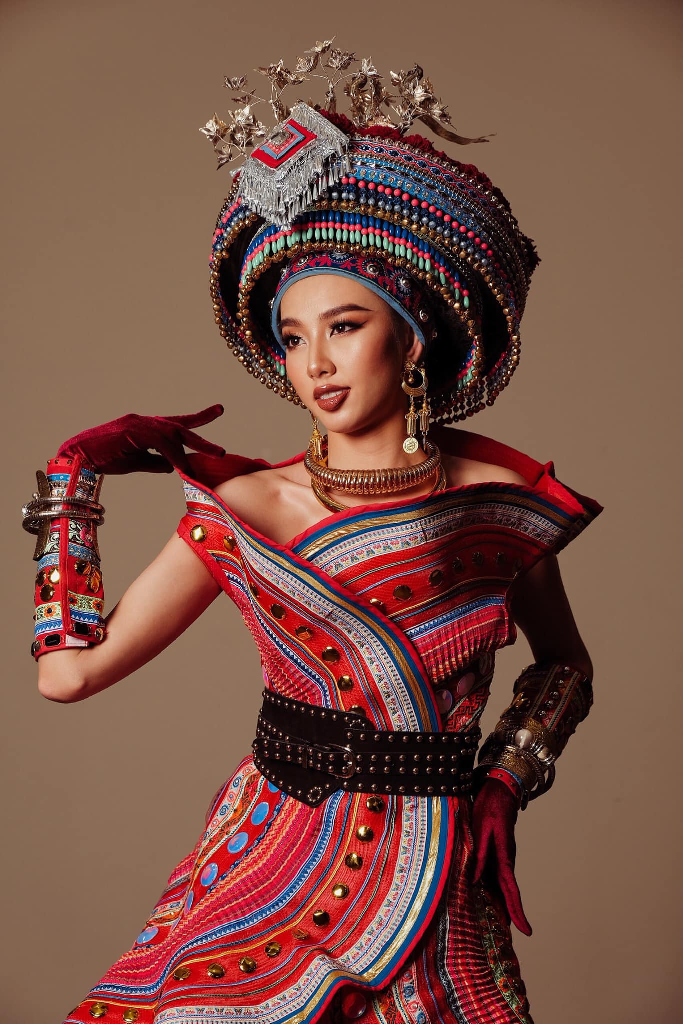 Hoa hậu Hòa bình Thái Lan bị chỉ trích vì mặc váy hở nội y