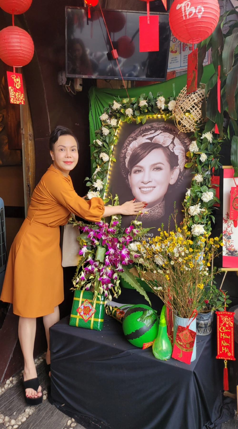Chuyện làng sao - Việt Hương đến nhà hàng cố ca sĩ Phi Nhung, tiết lộ câu nói gây xúc động