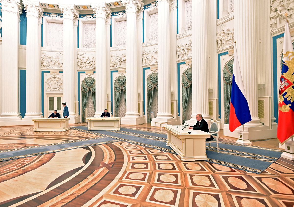 Tin thế giới - Tổng thống Putin ra lệnh quân đội Nga đến miền Đông Ukraine