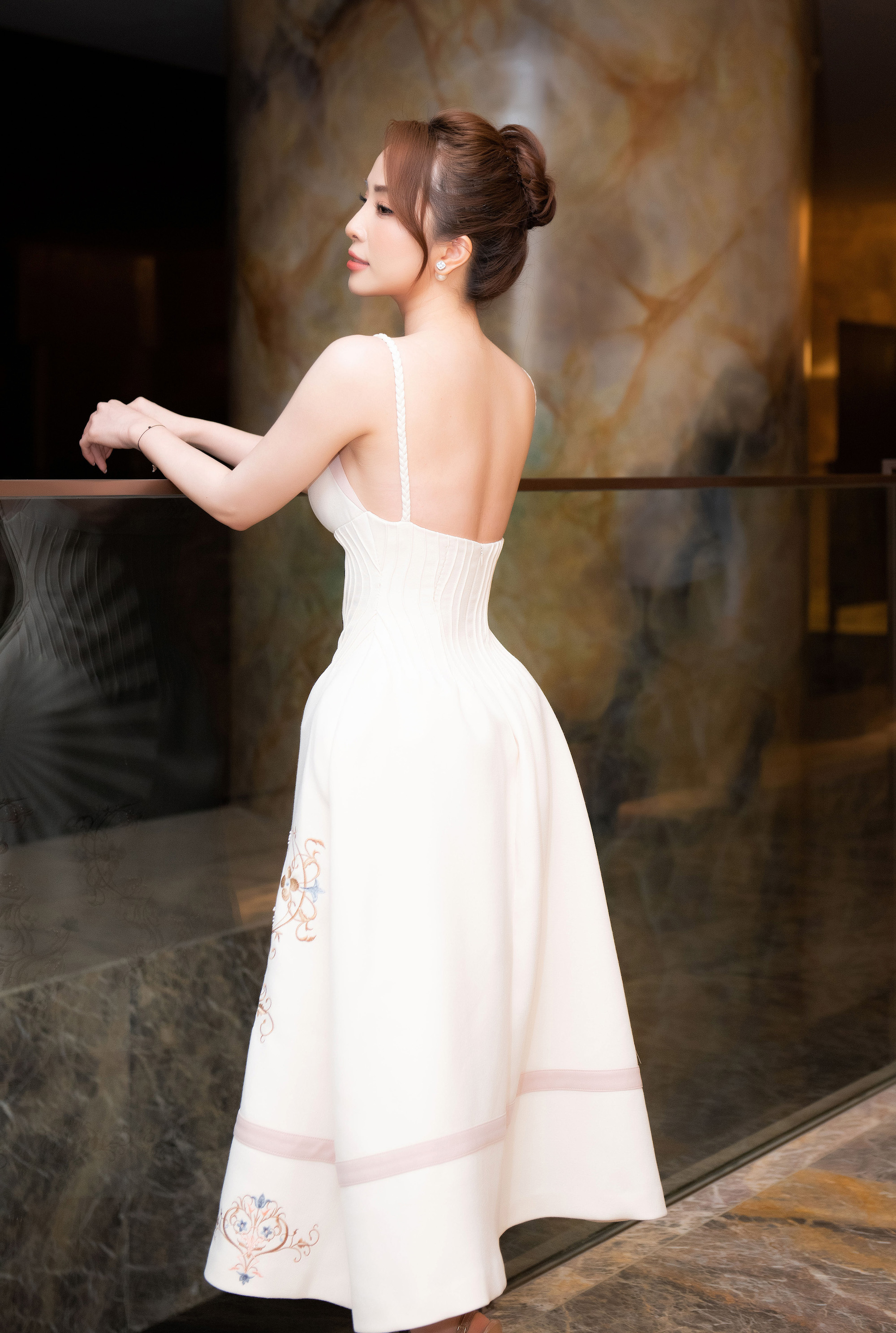 Tin tức giải trí - Quỳnh Nga nổi bật với váy áo khoe lưng trần, da trắng không tì vết trong họp báo phim mới (Hình 4).