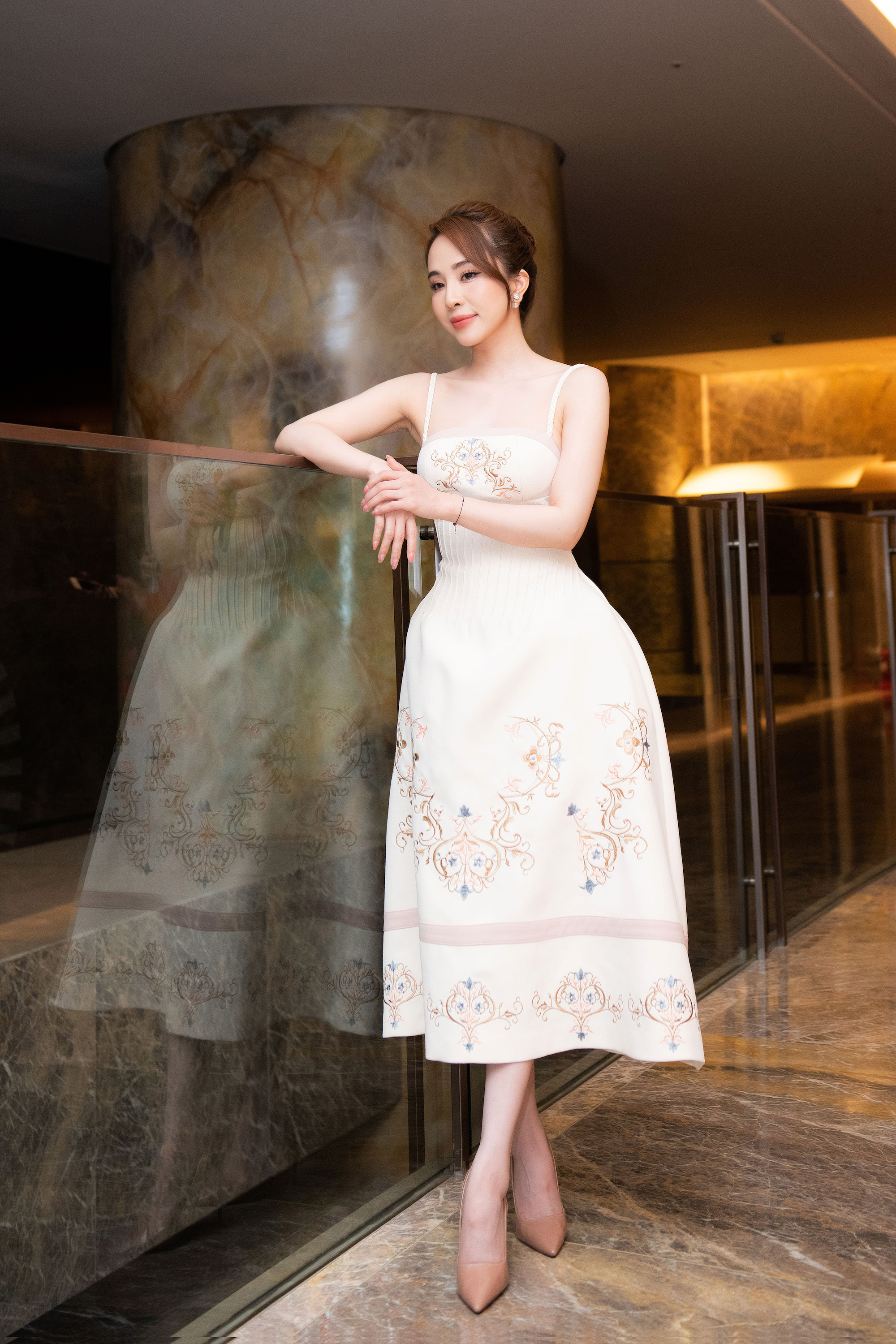 Tin tức giải trí - Quỳnh Nga nổi bật với váy áo khoe lưng trần, da trắng không tì vết trong họp báo phim mới (Hình 5).
