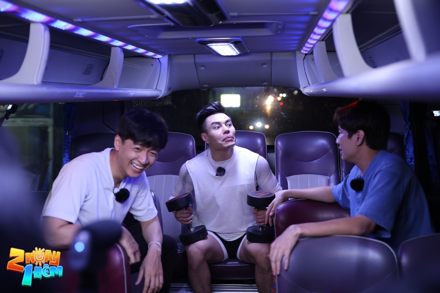 Tin tức giải trí - '2 ngày 1 đêm': Kiều Minh Tuấn hồn nhiên 'phát tán mùi' trên xe, Dương Lâm tập tạ trên xe (Hình 2).