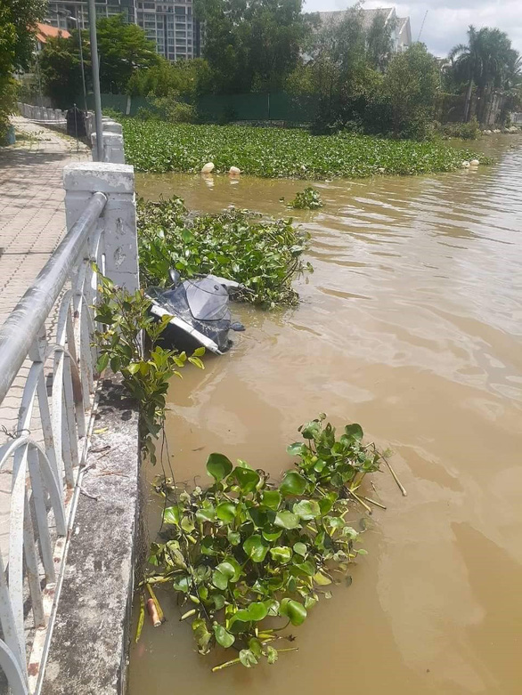 Tin trong nước - Mô tô nước đâm vào sà lan trên sông Sài Gòn, 2 người tử vong