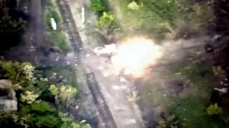 video xe boc thep nga bi no tung boi bom dan cua ukraine copy