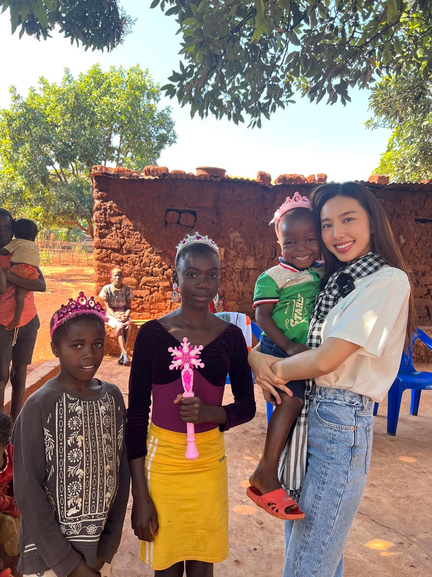 Chuyện làng sao - Hoa hậu Thùy Tiên đáng yêu khi dạy em bé Angola hát tiếng Việt (Hình 3).