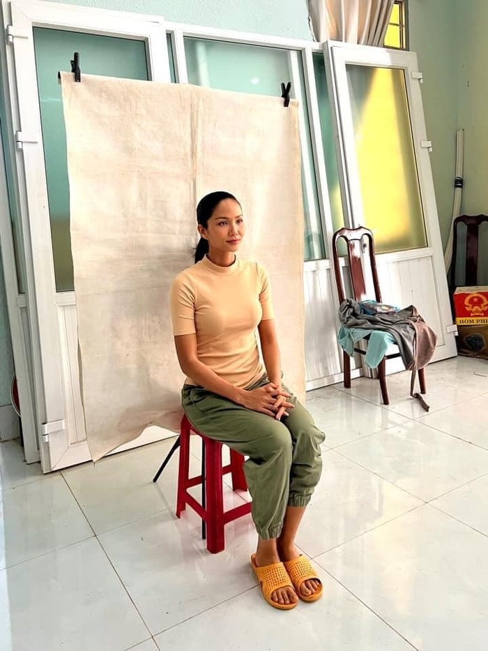 Chuyện làng sao - Hoa hậu H'Hen Niê gây chú ý khi ăn mặc xuề xoà đi chụp căn cước công dân (Hình 3).