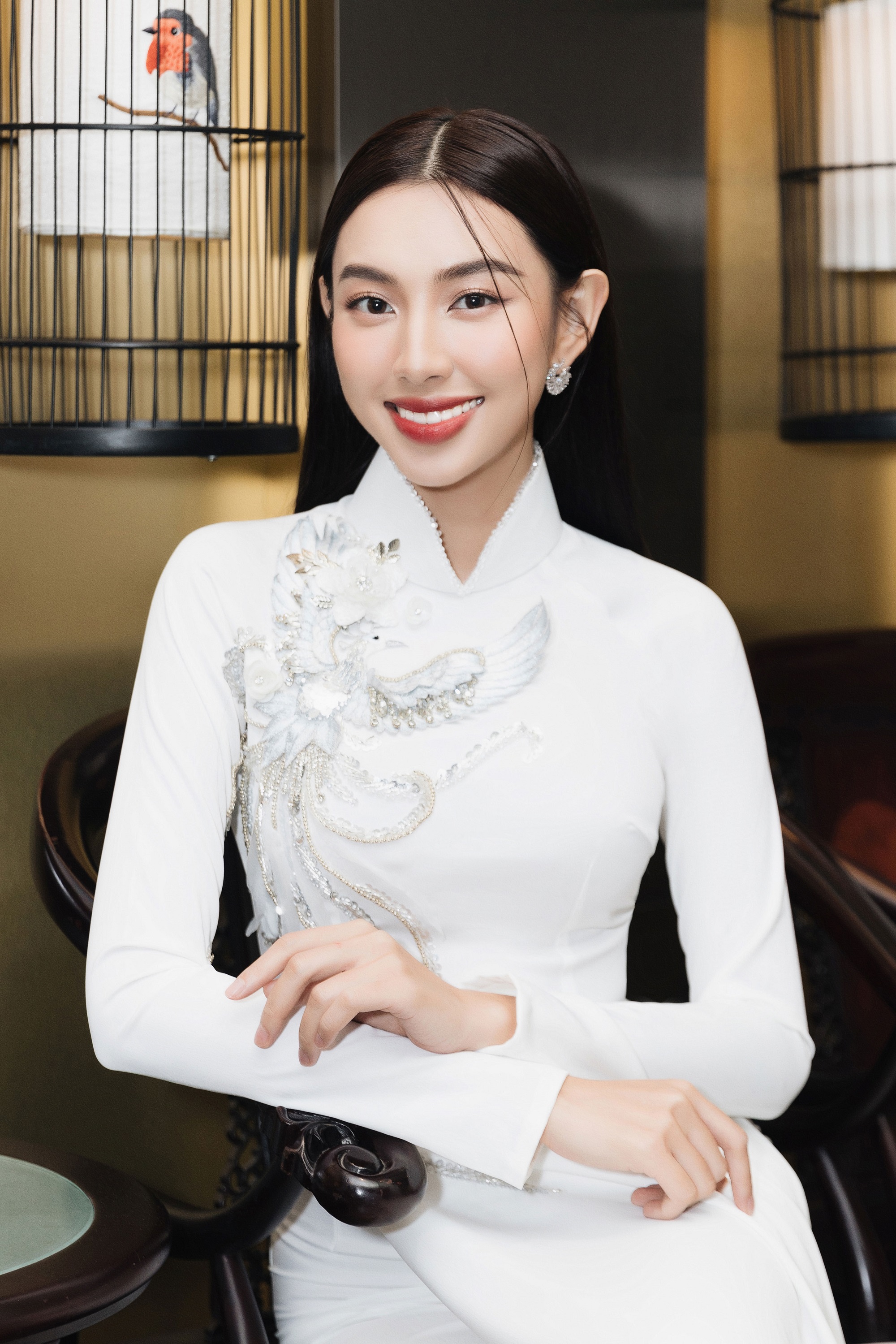 Tin tức giải trí - Không còn cắt xẻ táo bạo, Hoa hậu Thùy Tiên quay trở lại với áo dài truyền thông khi đi sự kiện (Hình 5).