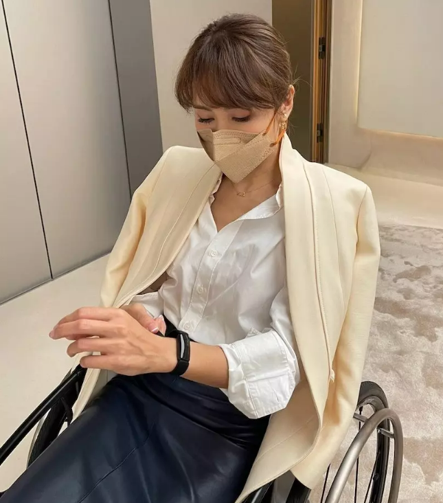 Mỹ nhân TVB Lê Tư ngồi xe lăn, chống nạng hỗ trợ đi lại