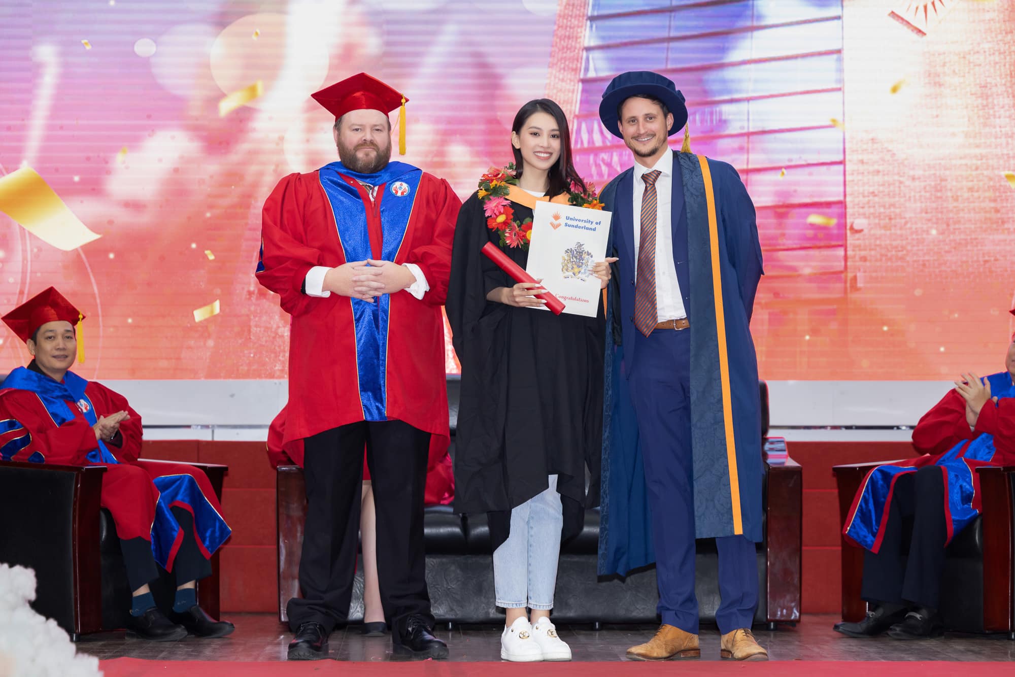 Chuyện làng sao - Hoa hậu Tiểu Vy trong buổi lễ tốt nghiệp đại học (Hình 2).