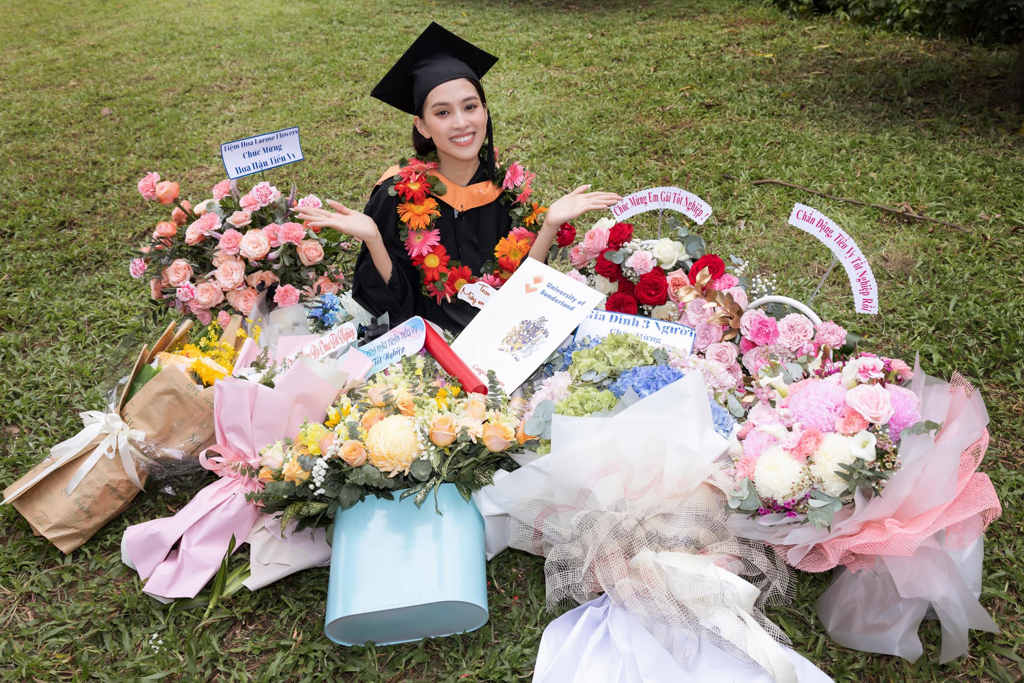Chuyện làng sao - Hoa hậu Tiểu Vy trong buổi lễ tốt nghiệp đại học (Hình 8).