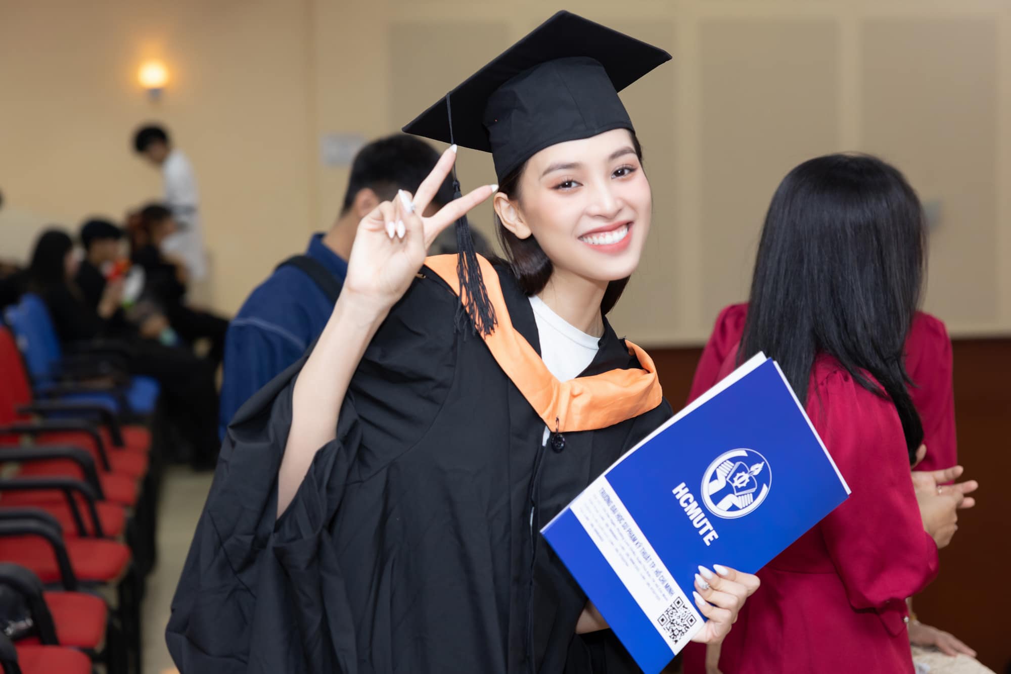 Chuyện làng sao - Hoa hậu Tiểu Vy trong buổi lễ tốt nghiệp đại học (Hình 4).