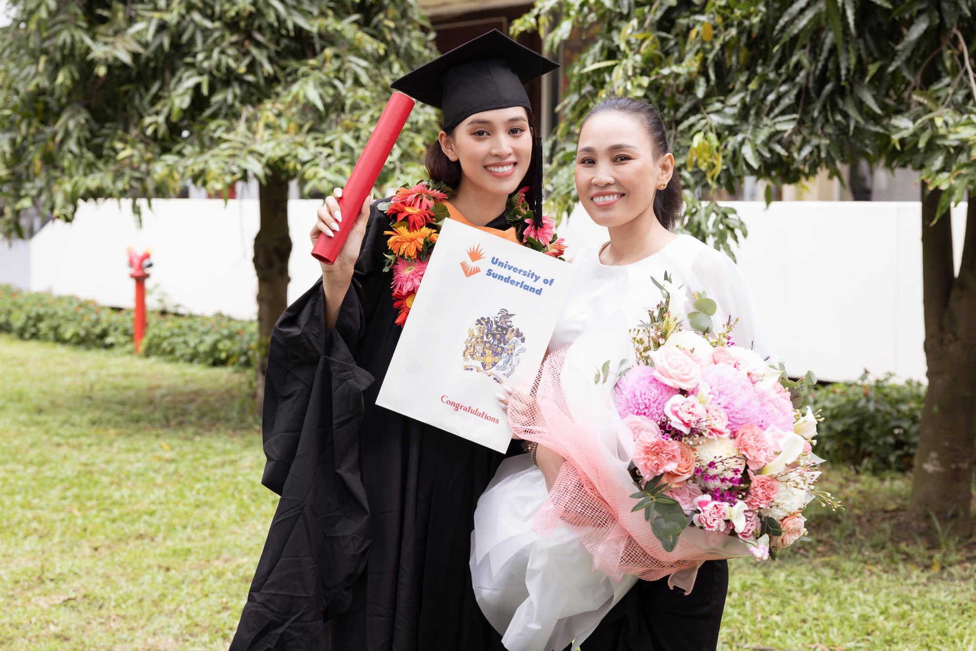Chuyện làng sao - Hoa hậu Tiểu Vy trong buổi lễ tốt nghiệp đại học (Hình 7).