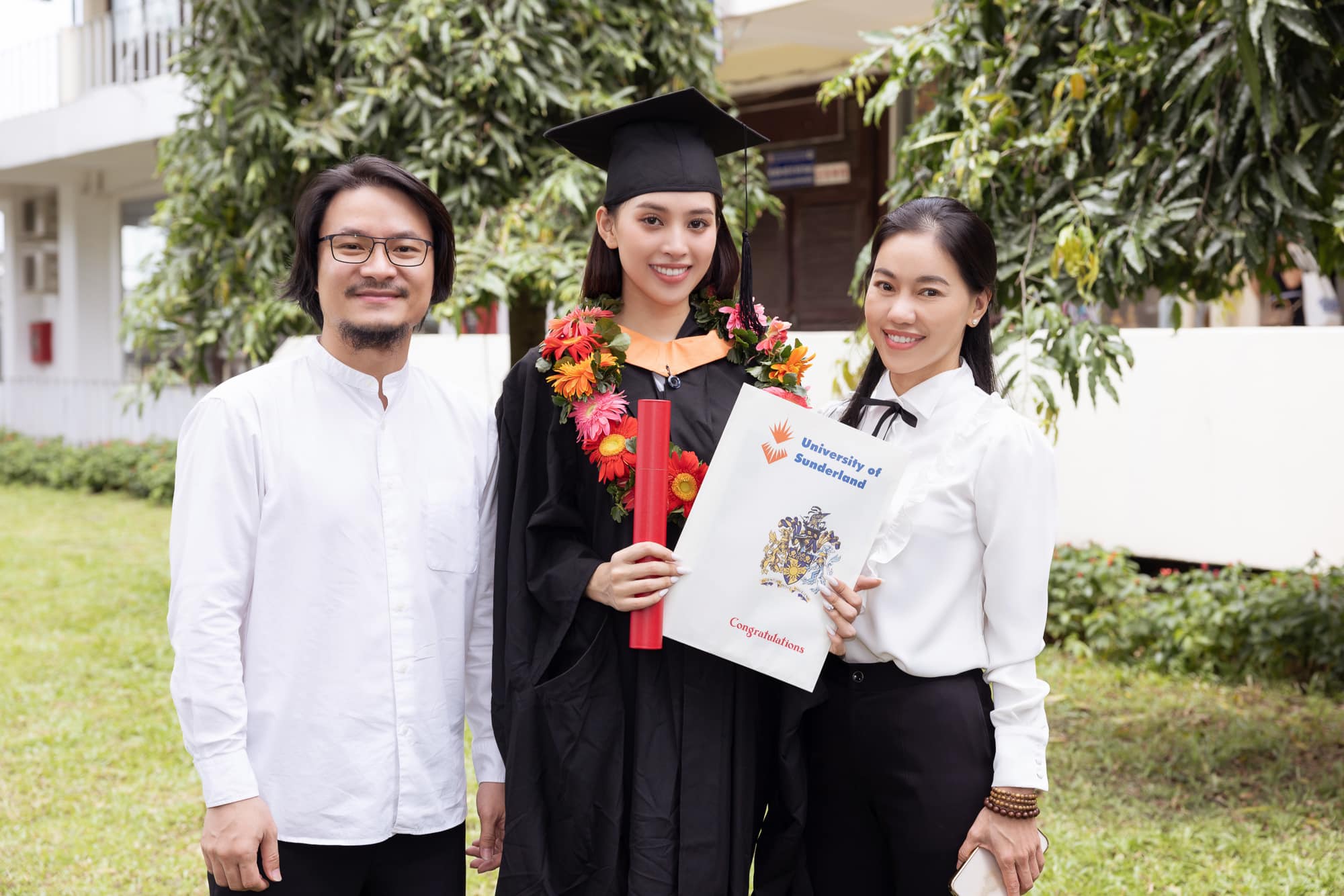 Chuyện làng sao - Hoa hậu Tiểu Vy trong buổi lễ tốt nghiệp đại học (Hình 3).