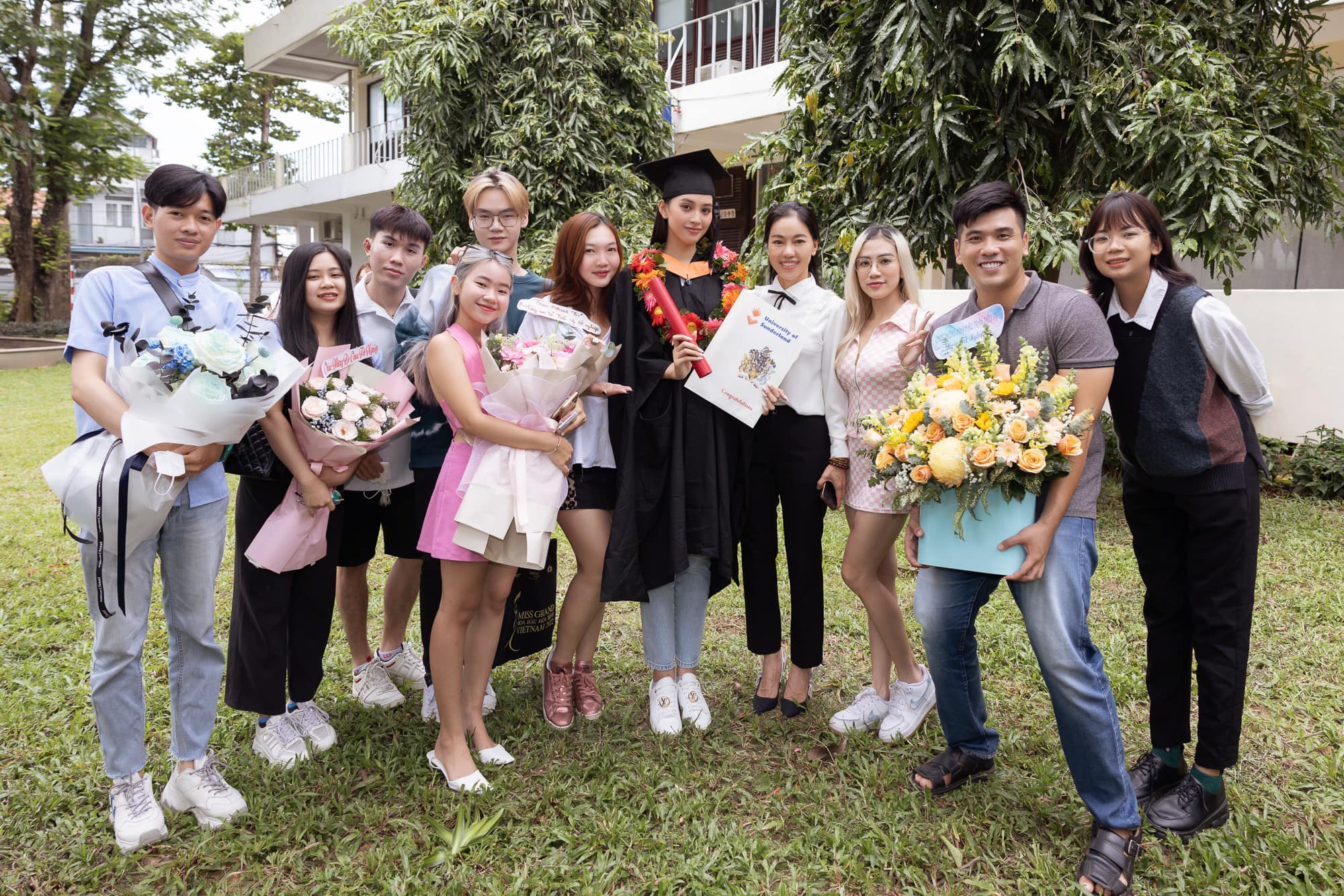 Chuyện làng sao - Hoa hậu Tiểu Vy trong buổi lễ tốt nghiệp đại học (Hình 9).