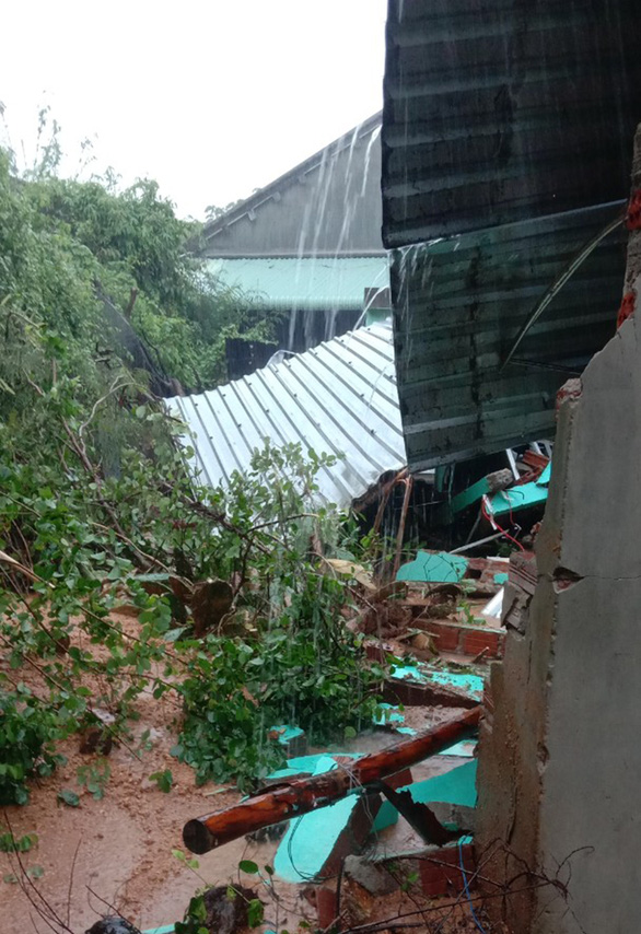 Tin trong nước - Phú Yên: Mưa lớn gây sạt lở, sập nhà dân khiến 2 người bị thương 