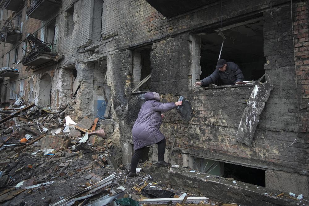 Tin thế giới - Người dân ở thủ đô Kiev: Chịu đánh bom nhưng không bị đánh bại (Hình 3).