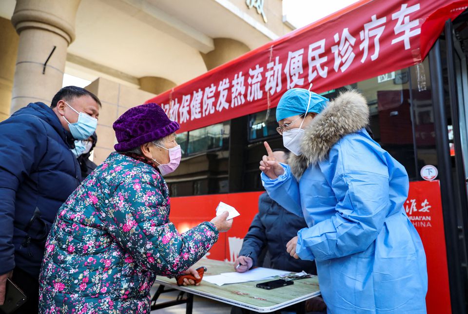 Tin thế giới - Dịch COVID-19 ở Trung Quốc: Người dân Thượng Hải, Bắc Kinh trở lại làm việc, tàu điện ngầm chật cứng (Hình 2).