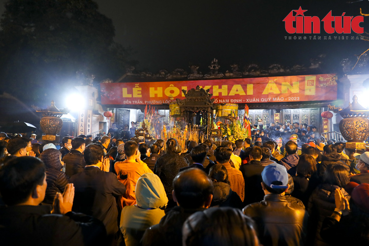 Tin trong nước - Nam Định: Dòng người tràn vào đền Trần dâng hương sau giờ khai ấn 