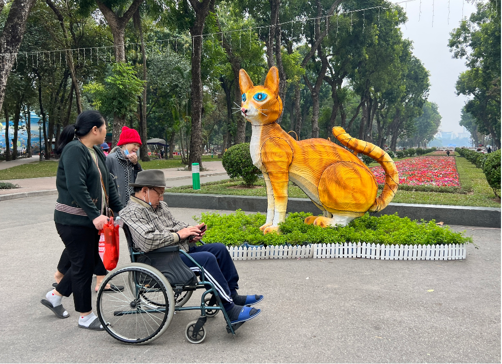 Giải trí - Mô hình mèo 'lạ' ở Công viên Thống Nhất gây tranh cãi vì giống chuột