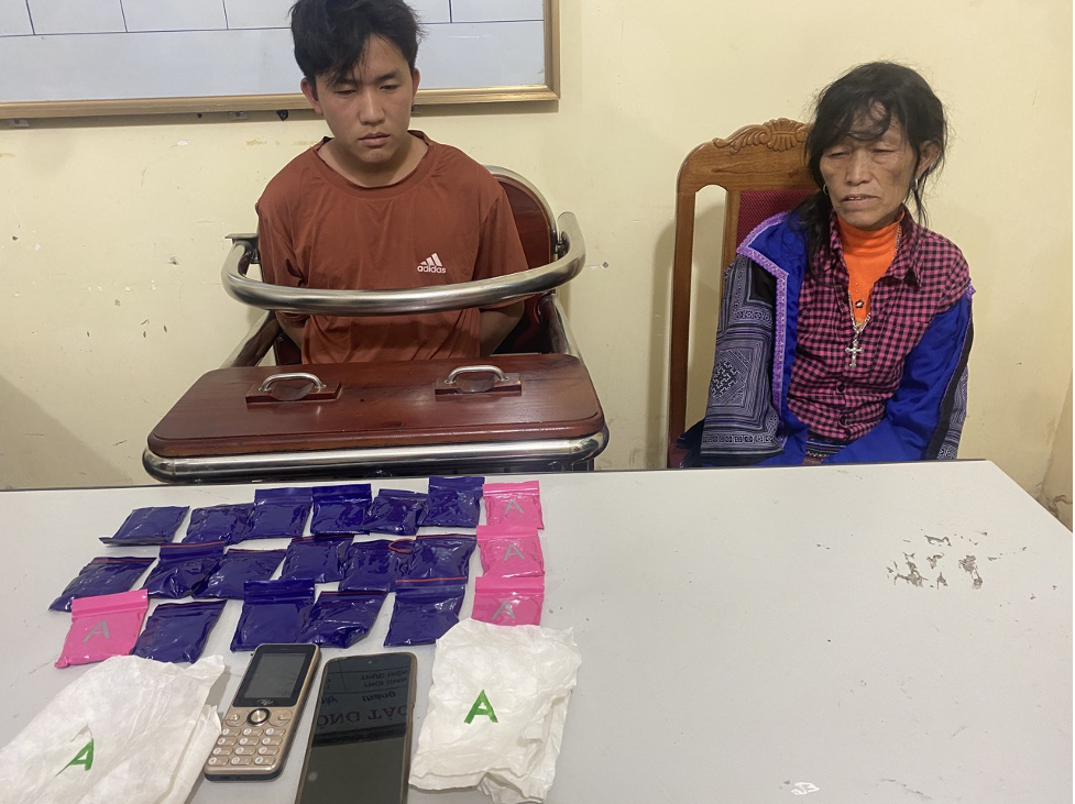 An ninh - Hình sự - Sơn La: Bắt giữ 2 mẹ con vận chuyển 4.000 viên ma túy