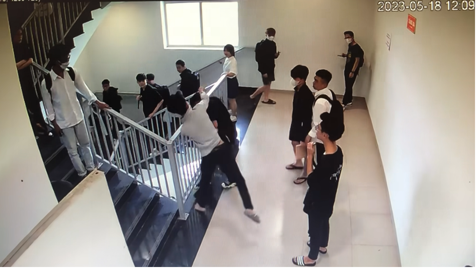 Giáo dục pháp luật - Hà Nội: Nam sinh viên hành hung bạn đổ máu ngay tại trường học
