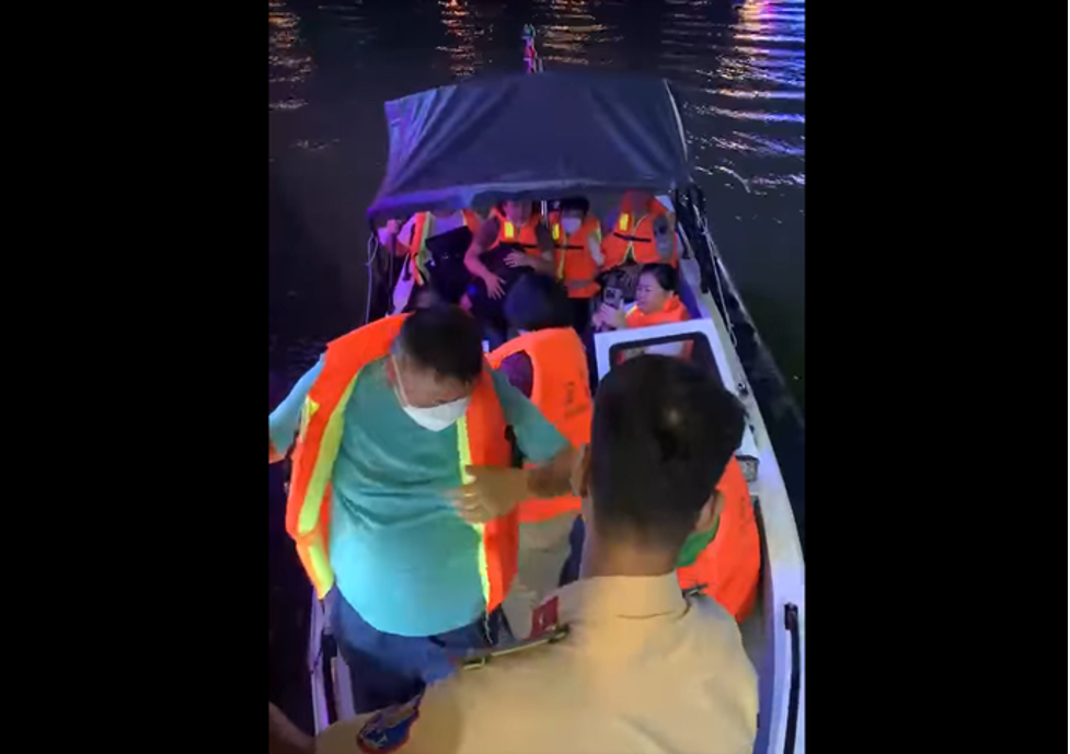 Tin trong nước - Đà Nẵng: Cứu tàu du lịch mắc cạn trên sông Hàn chở 70 hành khách (Hình 2).