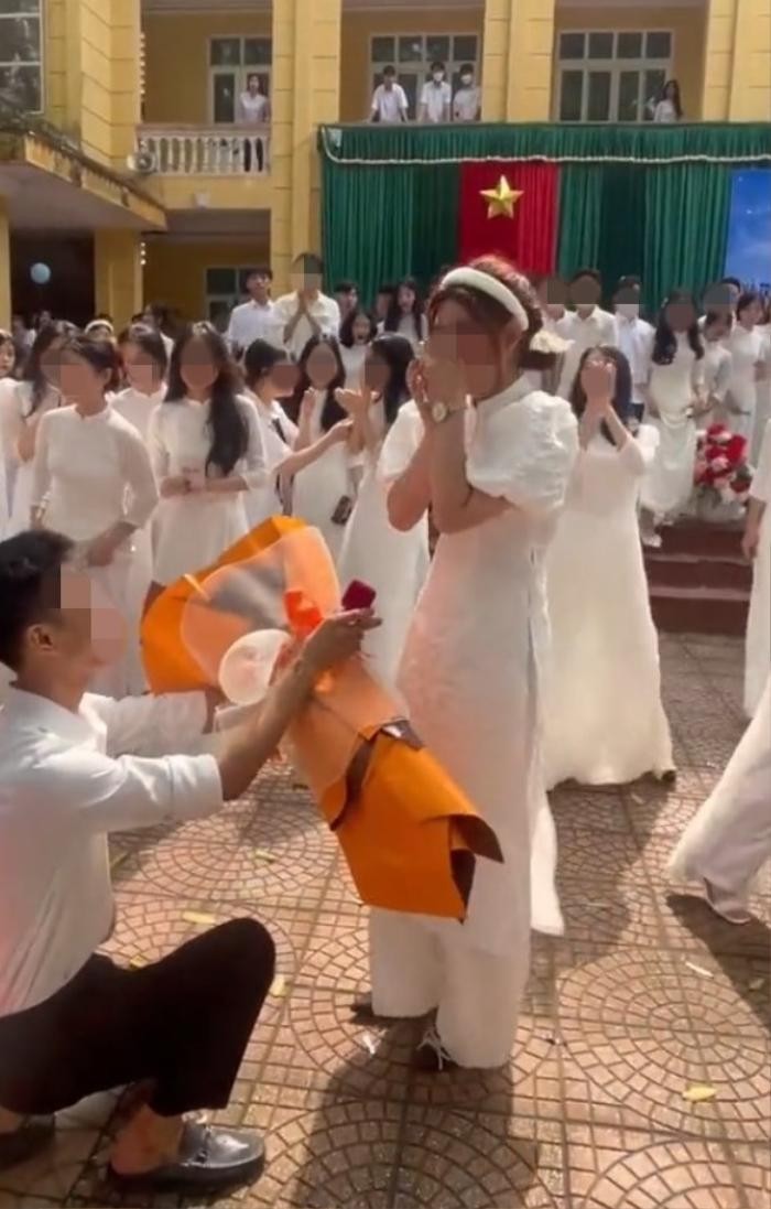 Chuyện học đường - Xôn xao hình ảnh nữ sinh được cầu hôn tại lễ tốt nghiệp cấp 3