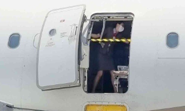 Giải trí - Phản ứng của nữ tiếp viên hàng không trong vụ tự mở cửa máy bay tại Hàn Quốc được khen ngợi