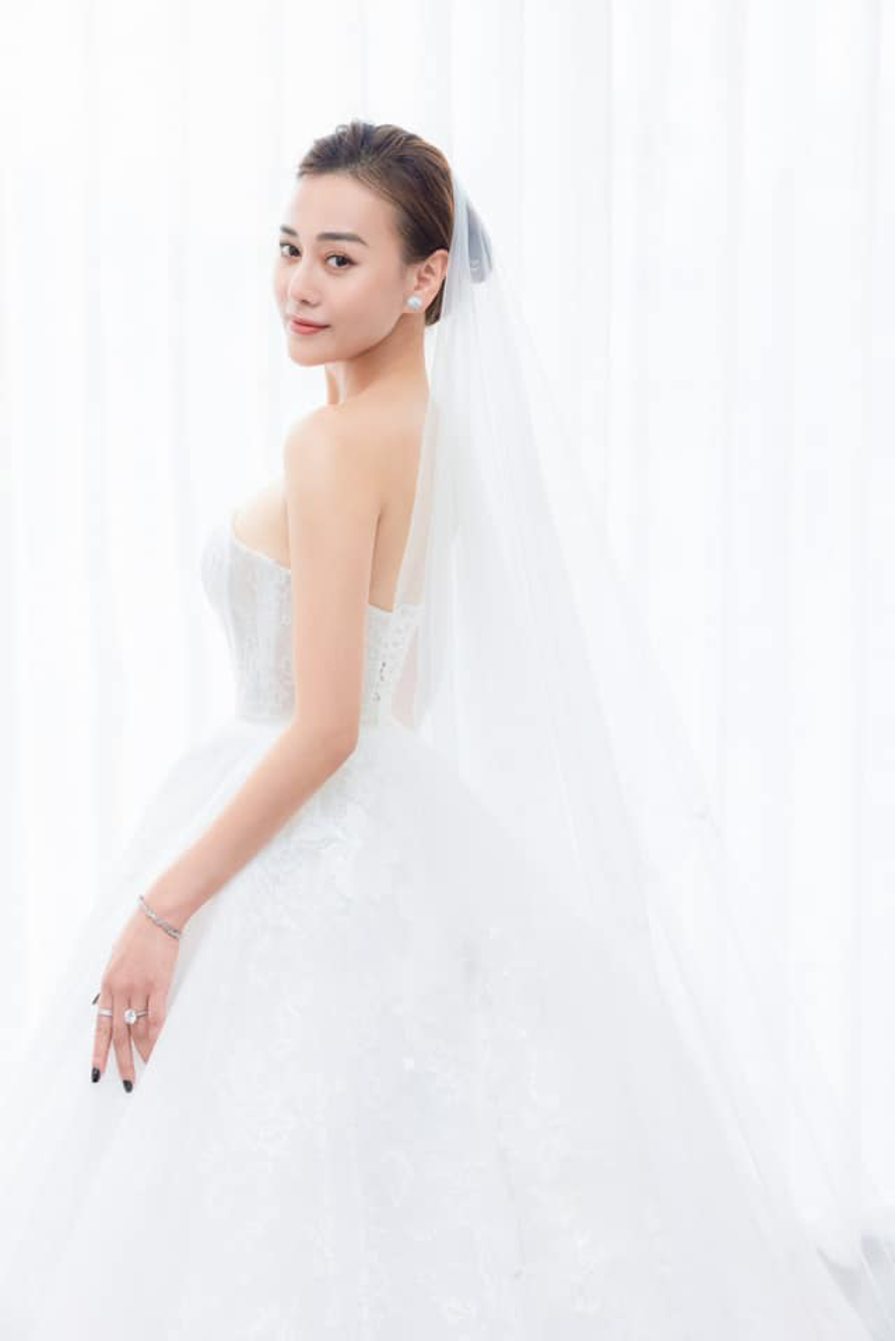 Giải trí - Phương Oanh gây sốt khi tung ảnh diện váy cô dâu trước ngày đám cưới (Hình 2).