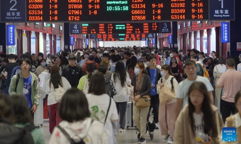 Tin thế giới - 896 triệu người đi du lịch trong dịp nghỉ lễ Trung Quốc: '3 phút nhích được 2 bước' trên Vạn Lý Trường Thành (Hình 4).