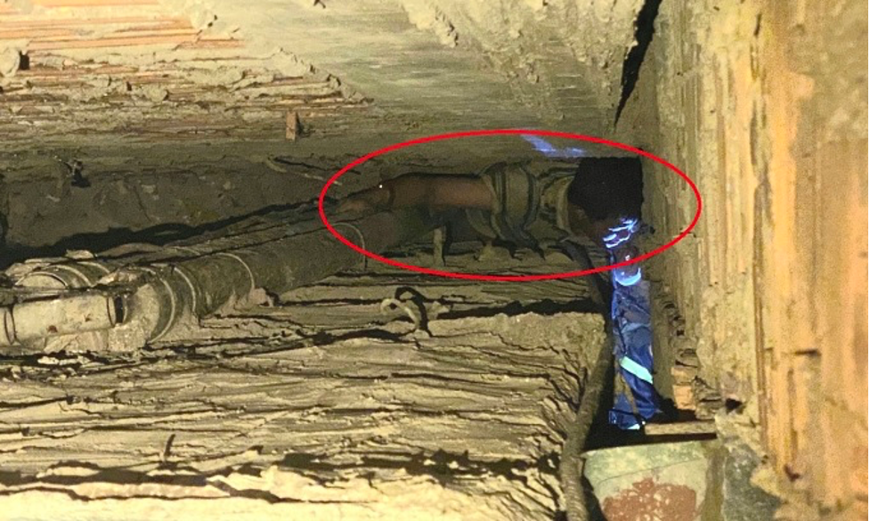 An ninh - Hình sự - Giải cứu thành công người đàn ông rơi kẹt giữa khe tường nhà dân ở TP.HCM