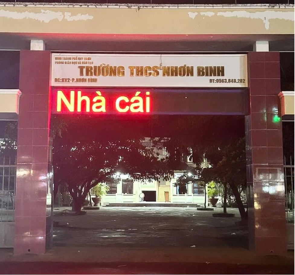 Giáo dục pháp luật - Xuất hiện 'dòng chữ lạ' ở dòng LED cổng trường học tại Bình Định