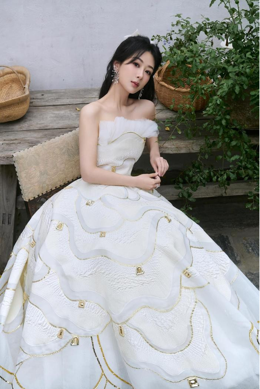 Dương Tử và Địch Lệ Nhiệt Ba đụng tạo hình tiên nữ váy trắng bên hoa: Ai  đẹp hơn? - YouTube