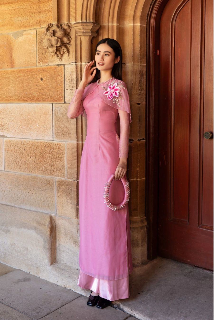 Tin tức giải trí - Hoa hậu Ý Nhi rạng rỡ trong tà áo dài tại Úc