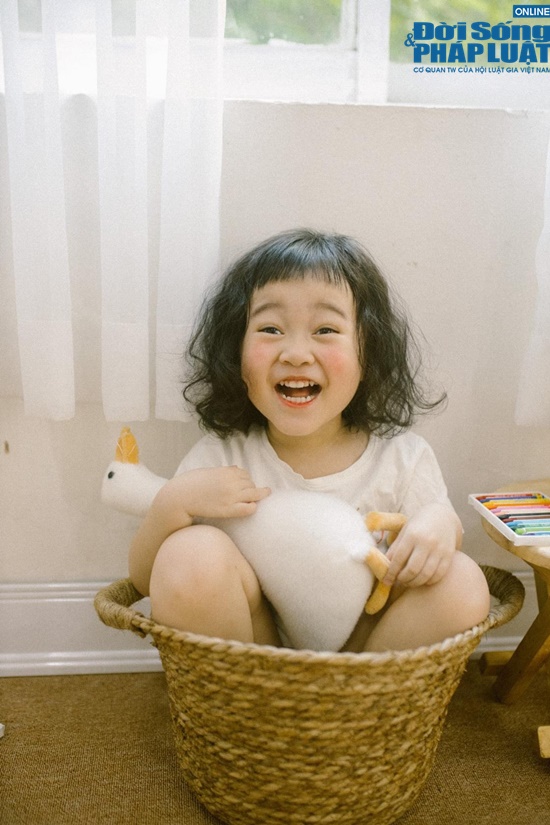 Cộng đồng mạng - Bộ ảnh 'ở nhà chống dịch' của cô nhóc 3 tuổi khiến cộng đồng mạng bật cười thích thú (Hình 3).