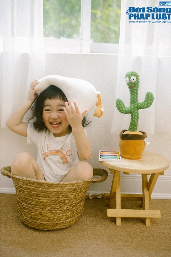 Cộng đồng mạng - Bộ ảnh 'ở nhà chống dịch' của cô nhóc 3 tuổi khiến cộng đồng mạng bật cười thích thú (Hình 5).