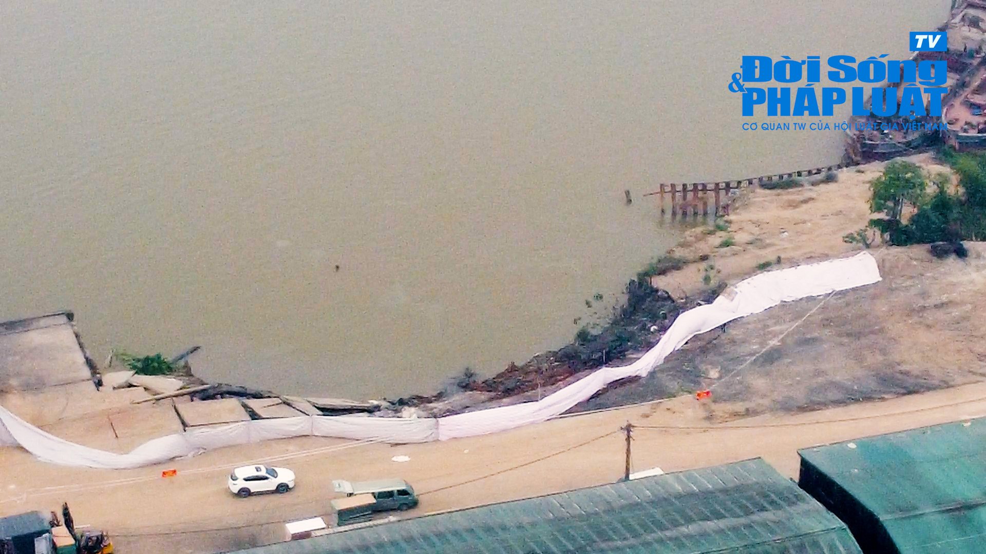 Media - Sạt lở nghiêm trọng tại cảng Hồng Vân (Hà Nội) sau khi người dân phản ánh về tình trạng khai thác cát (Hình 2).