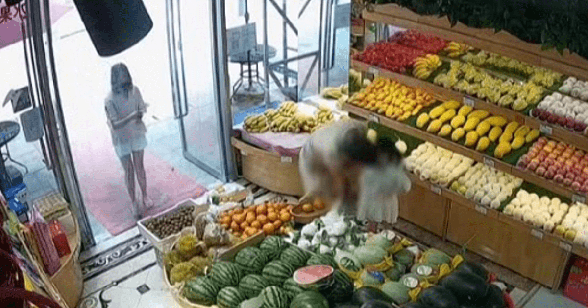 Phẫn nộ người đàn ông cưỡng hôn bé gái ngay trong cửa hàng hoa quả