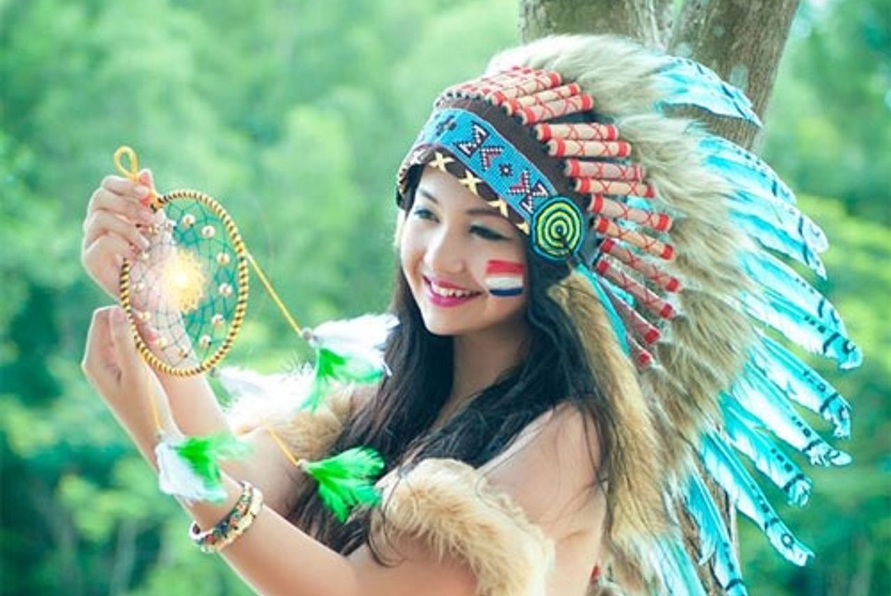 Nữ thổ dân xinh đẹp” nói thành thạo 3 ngôn ngữ