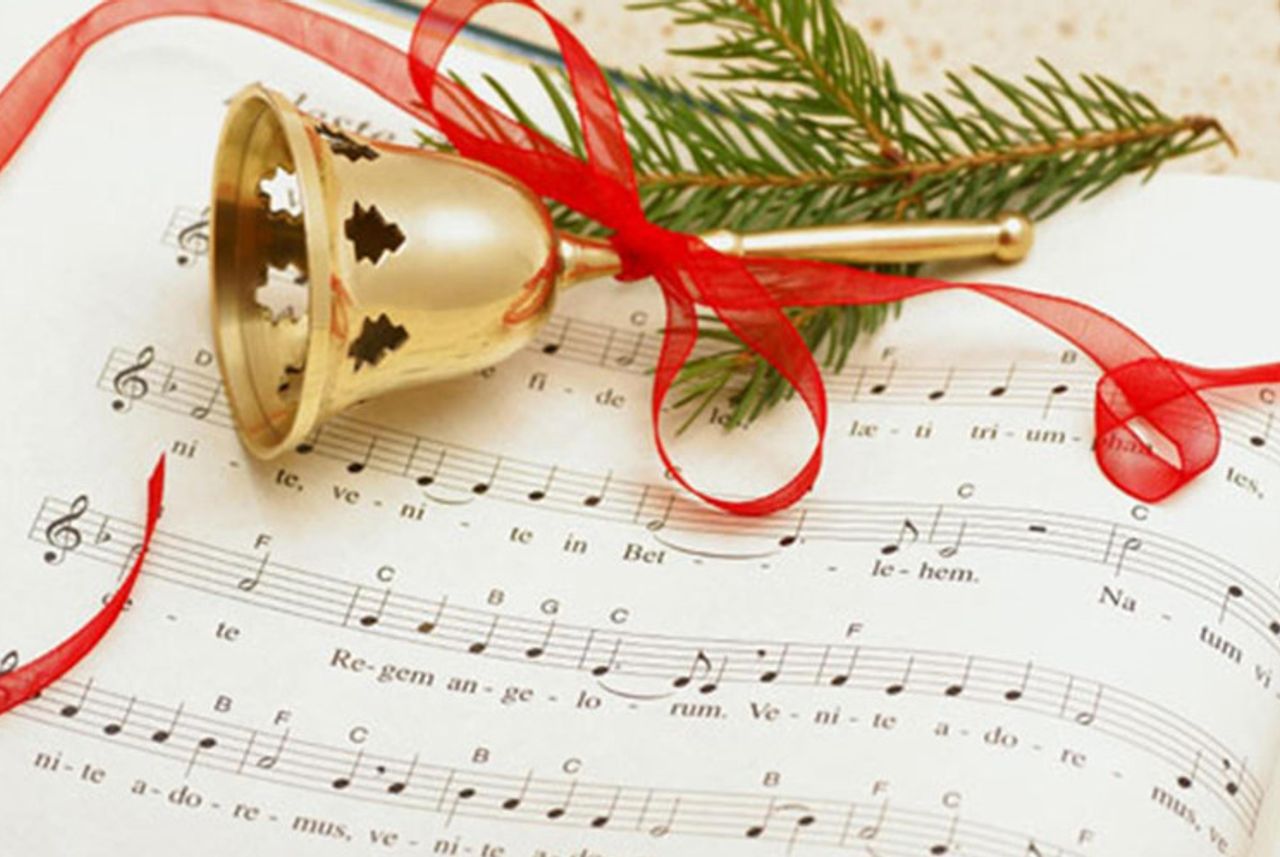 Hòa mình vào không khí Noel rực rỡ với những giai điệu đầy cảm xúc từ Christmas carols. Những bài hát về người thợ mộc và những chú tuần lộc sẽ khiến bạn như lạc vào giữa một trường đua vui tươi vào mùa lễ hội.