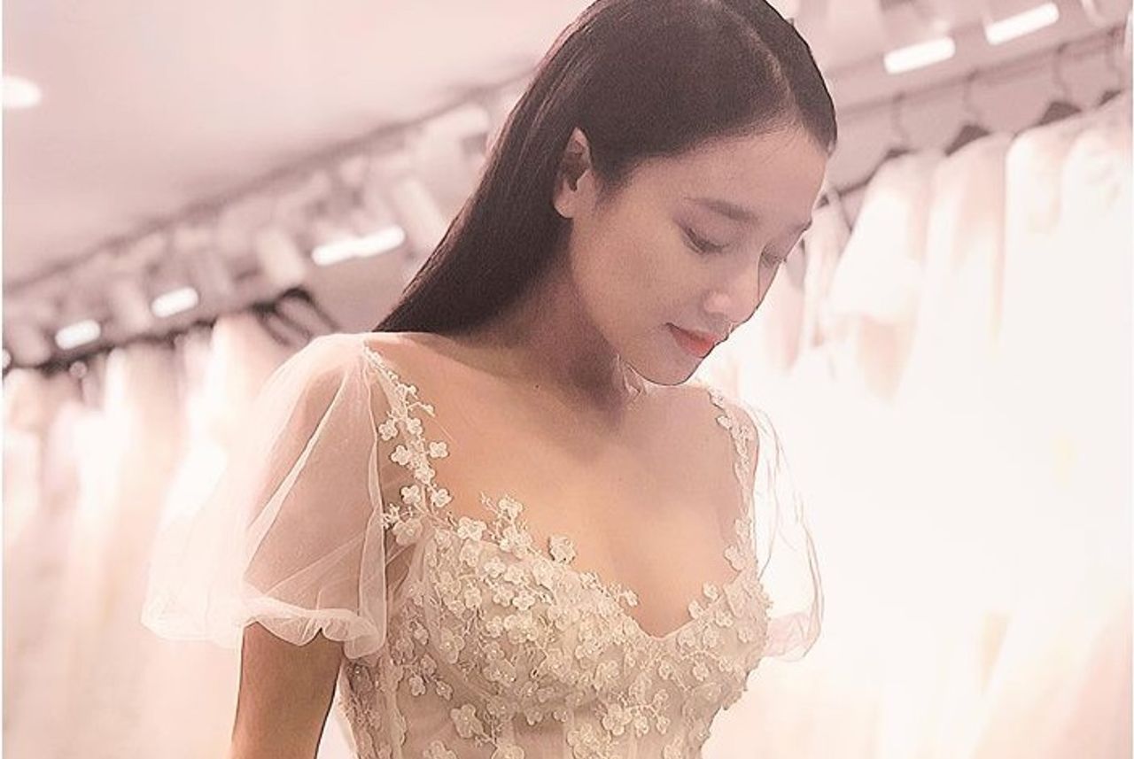Để ý mới thấy, váy cưới của Nhã Phương trông cũng hao hao váy cưới của Hoa  hậu Đặng Thu Thảo