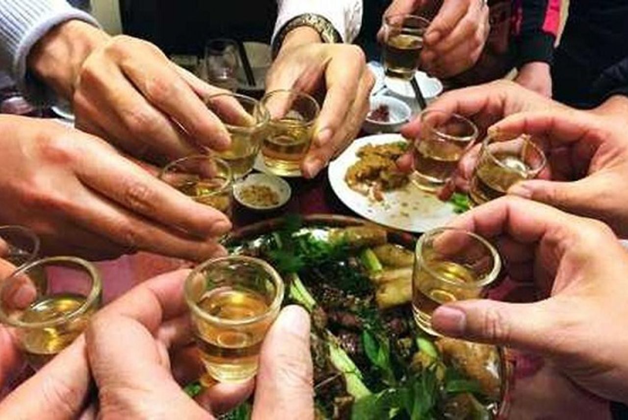 Thói quen uống rượu bia của người Việt: Không phải văn hóa mà là ...
