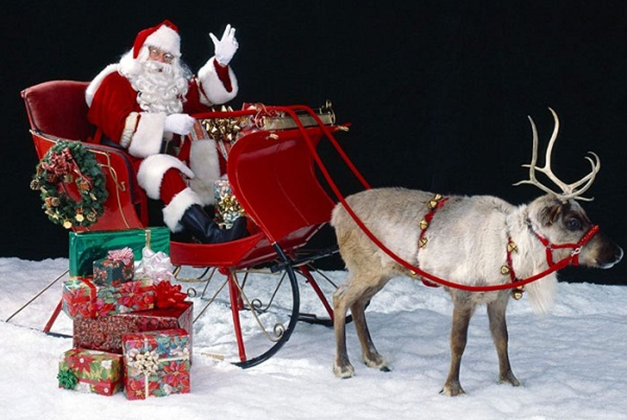 Ông già Noel đến rồi! Hãy cùng xem hình ảnh về ông già trên chiếc xe trượt tuyết và những chiếc túi đầy quà tặng sẽ được trao giúp những đứa trẻ đang mong chờ sự xuất hiện của ông già Noel.