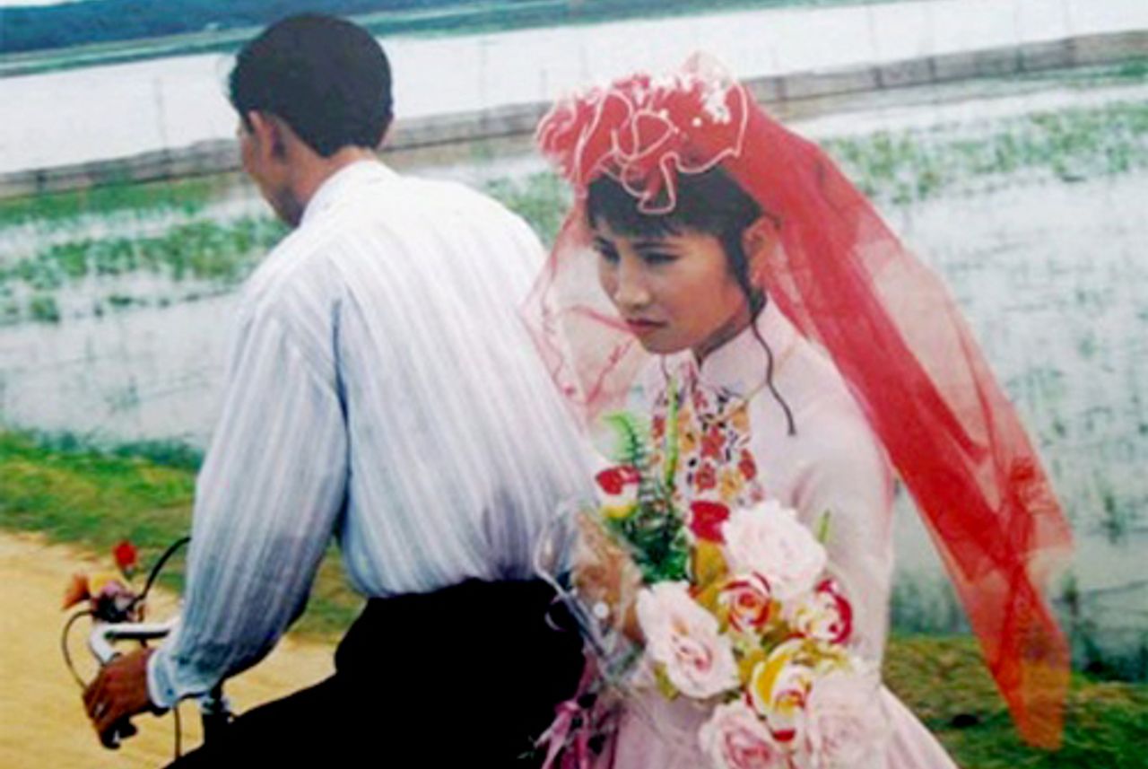 Trong đám cưới người Việt, tình cảm và truyền thống gia đình luôn được đánh giá cao. Một buổi lễ rộn ràng, với những bữa tiệc ngon miệng và những bộ trang phục trang trọng, góp phần tạo nên sự kiện đáng nhớ cho mỗi gia đình.
