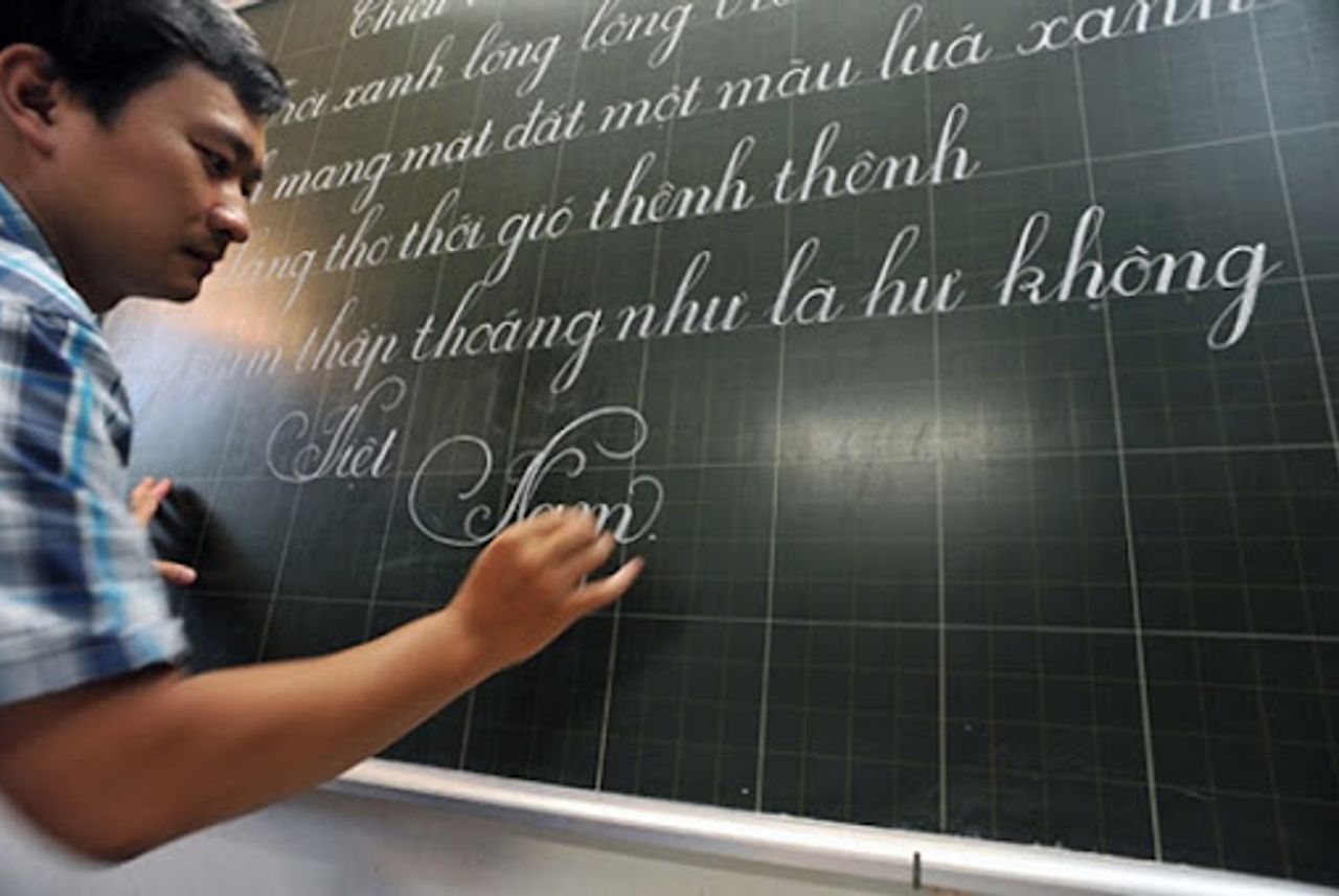 Bài thơ Nhà giáo:
Năm 2024 đánh dấu sự kiện Nhà giáo Việt Nam được UNESCO công nhận. Trong không khí này, các bài thơ tôn vinh sự nghiệp nhà giáo và hình ảnh các thầy cô giáo đang trở thành xu hướng. Hãy cùng đón xem hình ảnh liên quan đến chủ đề \