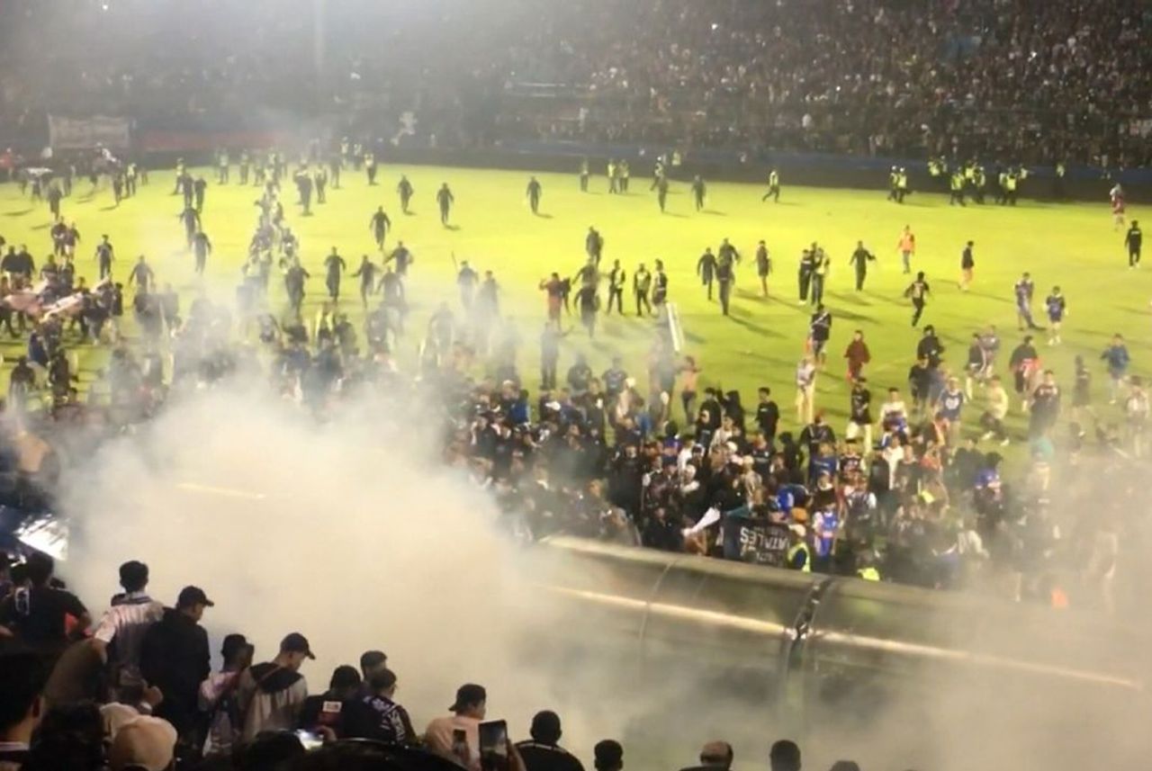 127 người thiệt mạng khi đi xem bóng đá ở Indonesia: Cảnh sát tiết lộ  nguyên nhân