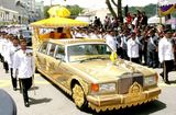 Tin thế giới - Lối sống xa xỉ bậc nhất của quốc vương Brunei: Máy bay dát vàng, gara chứa hàng ngàn siêu xe
