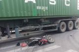 Tin trong nước - Tin tức tai nạn giao thông mới nhất hôm nay 17/11/2019: Va chạm với xe container, nữ tài xế tử vong