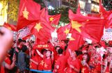 Tin thế giới - Cờ đỏ rợp trời, hàng nghìn CĐV xuống đường ăn mừng chiến thắng của đội tuyển U22 Việt Nam 