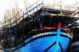 Tin trong nước - Đang đánh bắt hải sản, tàu câu mực chở 33 ngư dân bốc cháy dữ dội
